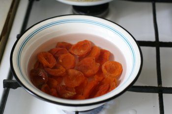 поставить варить курагу для приготовления абрикосового соуса