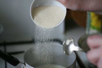 сварить манную кашу: в кипящее молоко тонкой струйкой засыпать манку, посолить, добавить немного сахара
