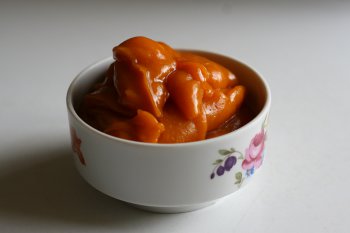 абрикосовый соус положить в соусницу