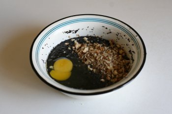 ввести орехи в смесь, добавить яйцо для связки