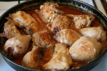 добавить обжаренный лук к курице, залить соусом и тушить 15-20 минут