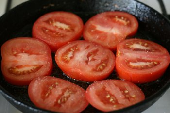 посолить помидоры и обжарить с обеих сторон