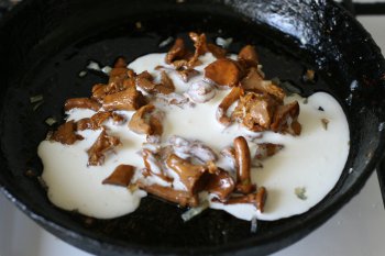 в грибы добавить сметанный соус