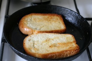 хлеб обжарить с обеих сторон