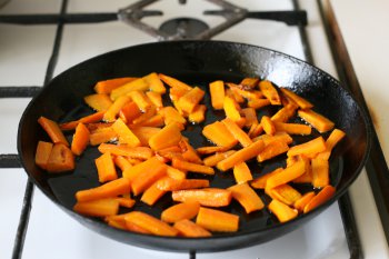 слегка обжарить морковь, добавить мясной бульон и тушить до готовности