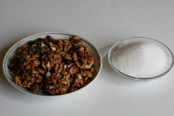 подготовить начинку: орехи, сахар и кардамон