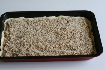 выложить ореховую начинку на тесто слоем около 4 см