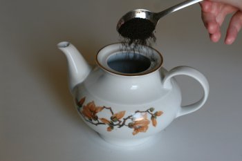 всыпать чай и залить горячей водой на треть заварочного чайника
