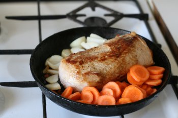 в сковороду, где жарилось мясо, положить лук и морковь, отправить в духовку