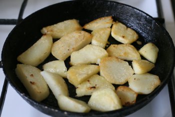 на гарнир поджарить отваренный картофель