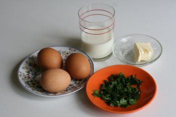 для яичной кашки понадобятся: яйца, молоко, сливочное масло, помидоры, зелень