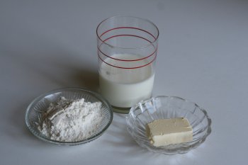 приготовить продукты для молочного соуса: молоко, сливочное масло, муку, соль, сахар
