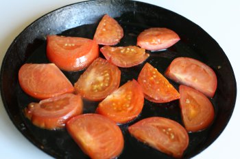 помидоры обжарить с обеих сторон