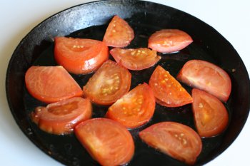 обжарить помидоры с двух сторон