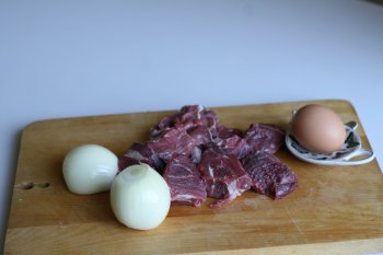 приготовить говядину, лук, яйцо, зелень