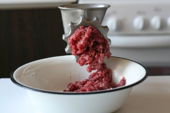 прокрутить мясо и все ингредиенты через мясорубку дважды, добавить соль, перец, зелень