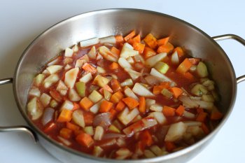 залить овощи томатным соусом, положить специи (лавровый лист, перец, гвоздику, корицу) и тушить 10— 15 минут