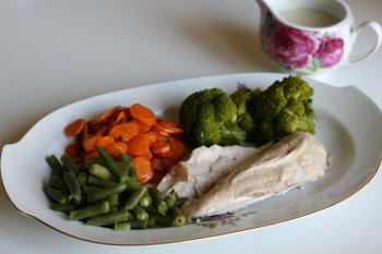 подать курицу с отваренной капустой, хорошо подходит цветная или брокколи, зеленой стручковой фасолью и морковью