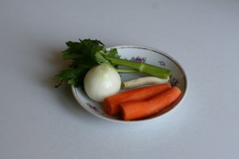 морковь, лук, корень петрушки и сельдерей опустить в бульон