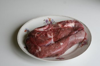 для приготовления борща на мясном бульоне нужно приготовить говяжье мясо с косточкой