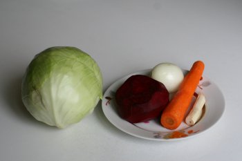 приготовить все овощи: почистить морковь, лук, картофель, свеклу и капусту