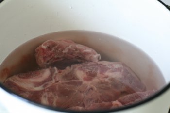 для бульона отварить говяжье мясо с косточкой, когда вода закипит нужно снять пену