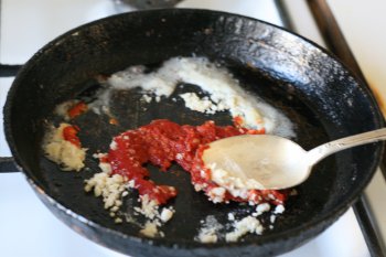 добавить к муке томат-пасту и бульон, проварить 5-10 минут, посолить, поперчить, добавить сахар