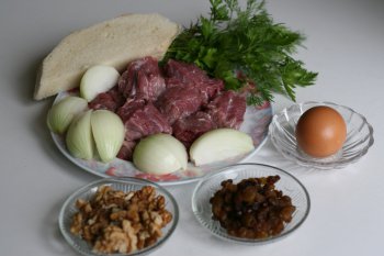 мясо нарезать на кусочки, приготовить лук, зелень, хлеб, яйцо, грецкие орехи и изюм