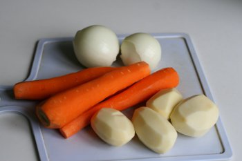 подготовить овощи: почистить лук, морковь, картофель