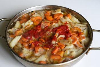 в блюдо добавить томат-пасту, тушить до готовности под закрытой крышкой