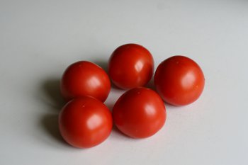 подготовить свежие помидоры одинакового размера