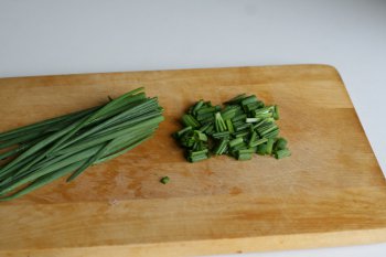 зеленый лук почистить и нарезать кусочками по 2—2,5 см