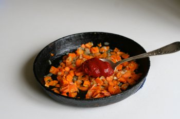 к моркови с луком добавить томат-пасту