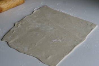 слоеное тесто раскатать в пласт толщиной 5-6 мм