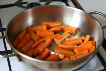 морковь потушить на сковороде с жиром