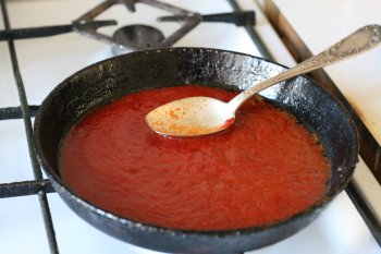 добавить немного бульона в томат-пюре и слегка проварить