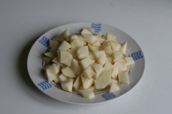 картофель очистить и нарезать кубиками