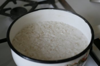 варить до тех пор, пока рис набухнет