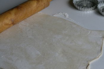 раскатать слоеное тесто скалкой толщиной 5-6 мм, тесто можно взять готовое