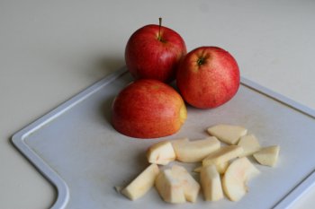 свежие яблоки почистить, удалить семена