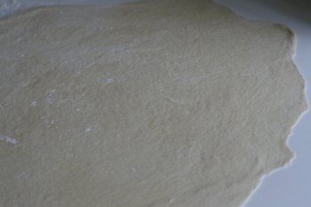 раскатывать тесто нужно до толщины в 1 мм