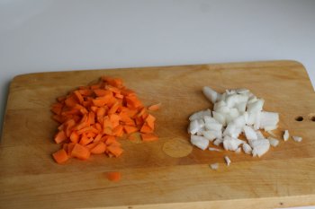 для супа измельчить морковь и лук