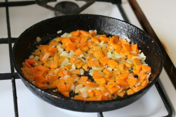 когда лук и морковь станут мягкими, отправить их в бульон, из которого нужно убрать мясо курицы
