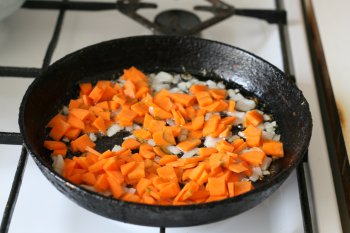 к луку отправить морковь