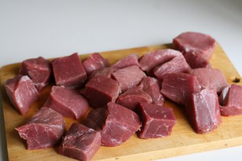 нарезать мясо на крупные куски