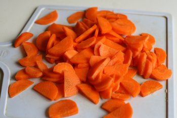 морковь нарезать тонкими ломтиками