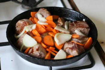 мясо обжарить на говяжьем топленом сале вместе с овощами