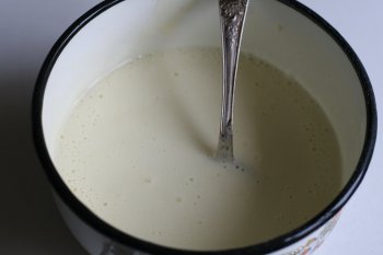 тонкой струйкой вливать молоко в массу при постоянном помешивании