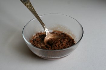 добавить в молоко какао порошок и размешать