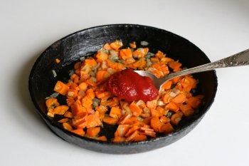 добавить томат-пюре и продолжить тушить